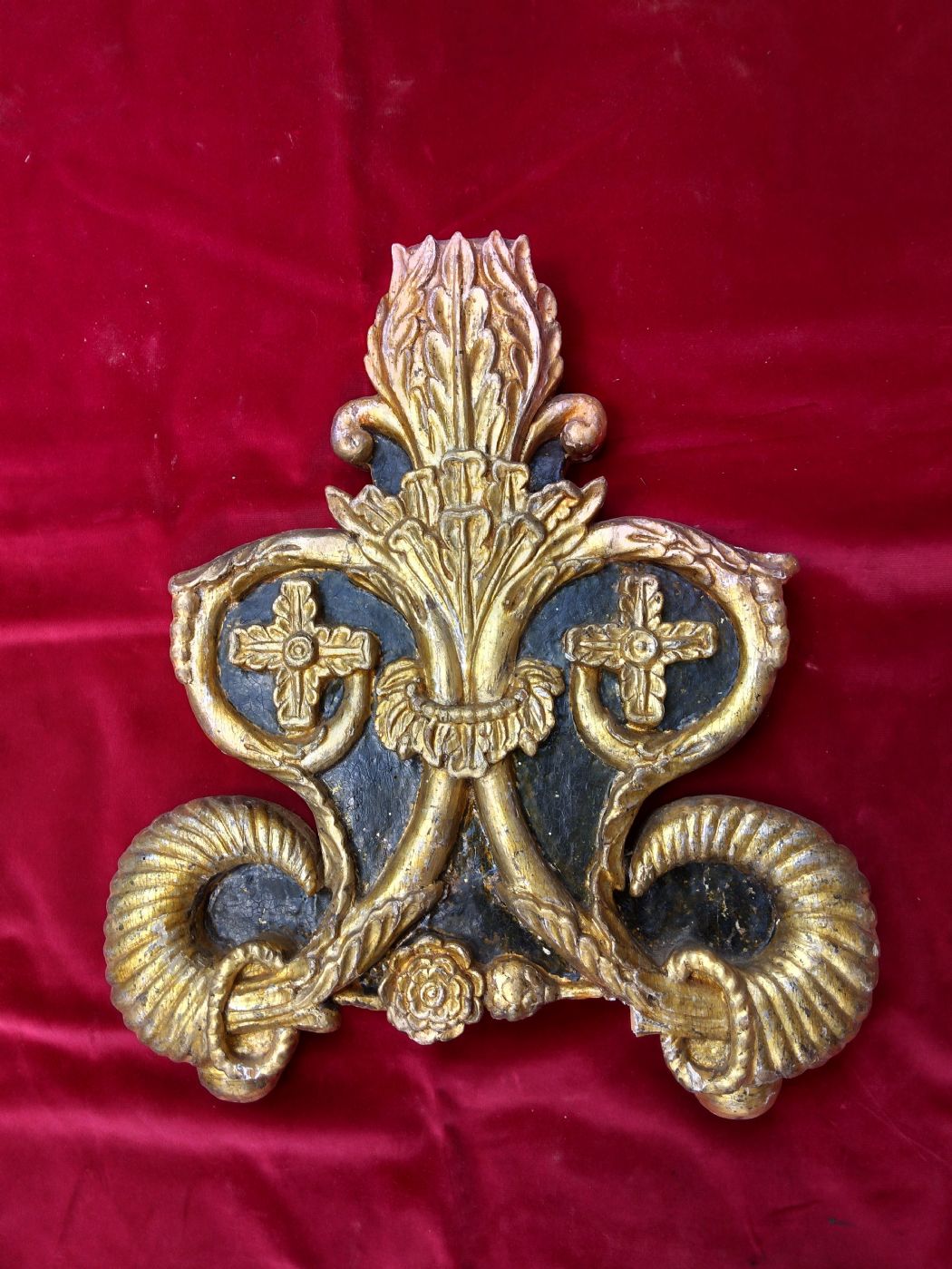 fregio in legno dorato a mecca  e laccato con cornocopie  XVIII° sec.cm. 40 x 40 